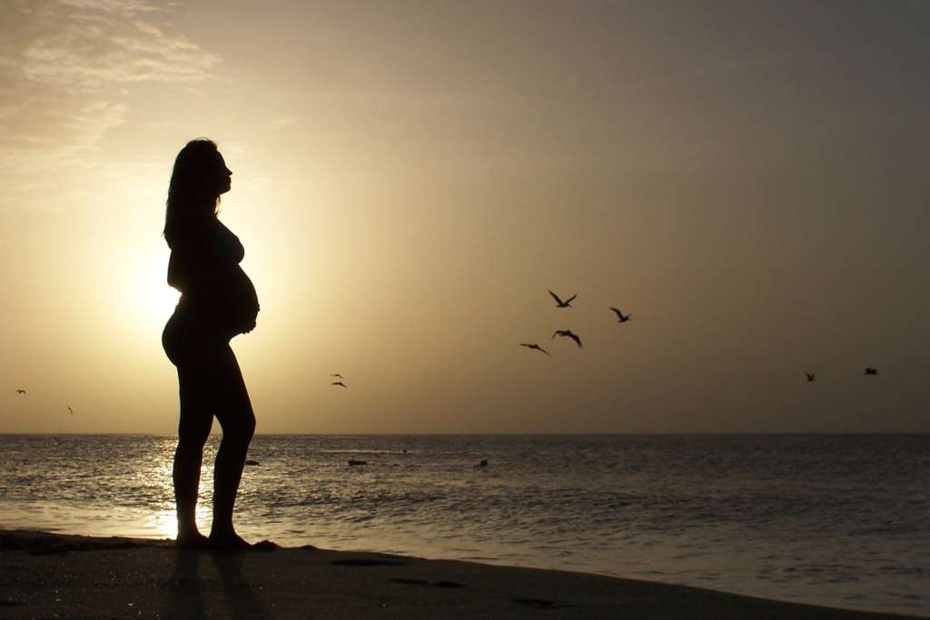 Yoga prénatal, femme enceinte plage